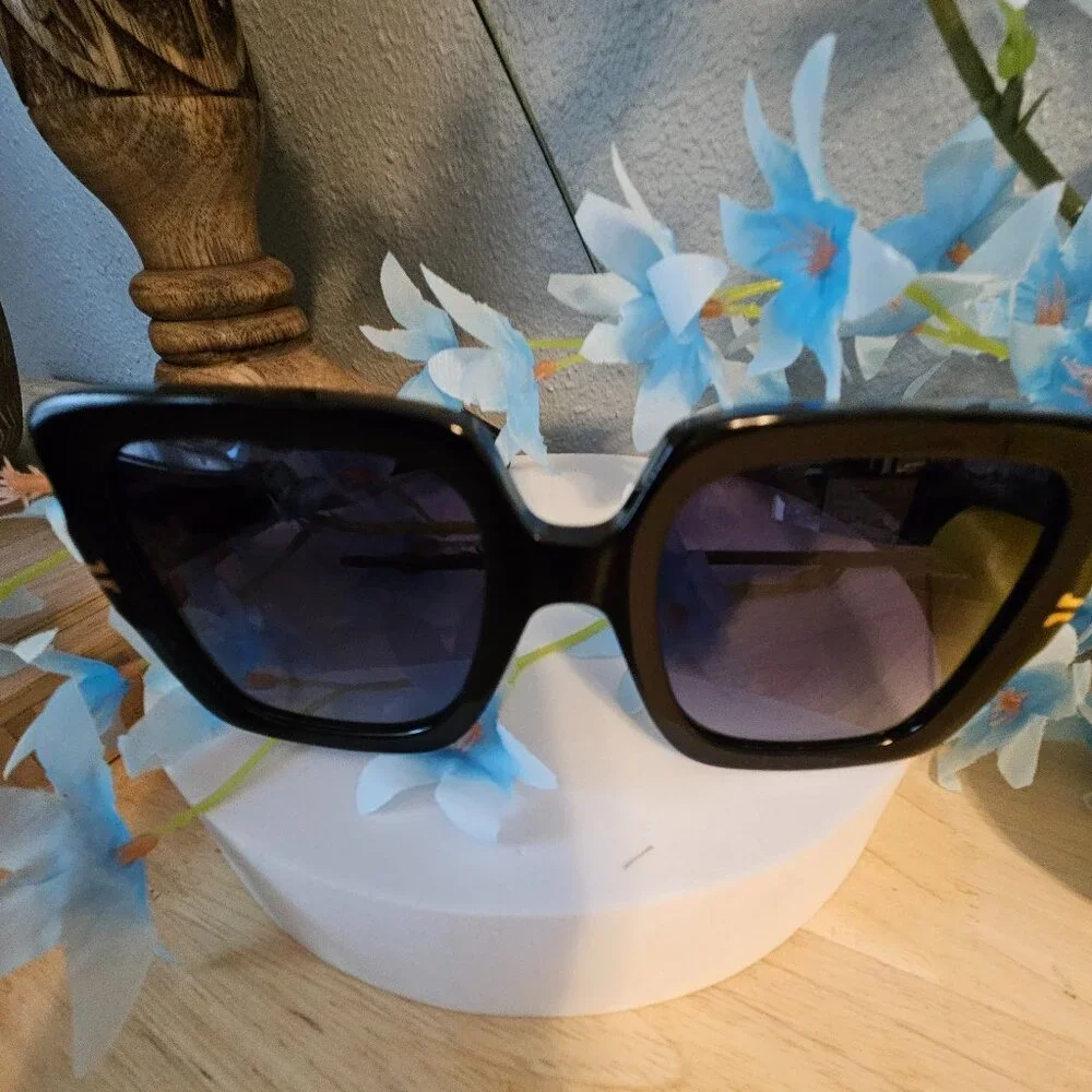 Marc Jacobs Sunglasses - Picture 7 of 10